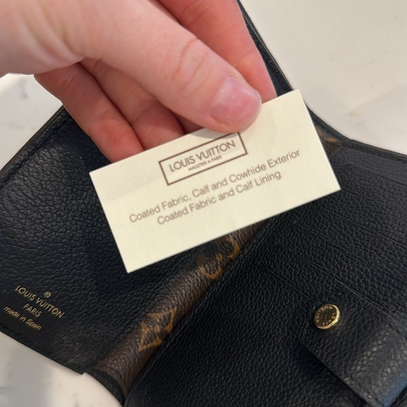 Authentic Louis Vuitton large wallet. Nearly perfect w/ one minor damage on back - Picture 4 of 8